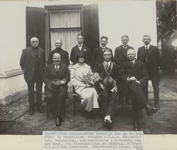  Installatie burgemeester Everwijn Lange in augustus 1924.De raadsleden, staande van links naar rechts Wolfswinkel, ...