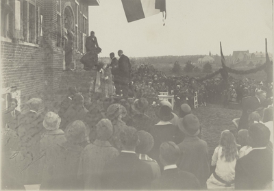  Plaatsen gedenksteen in de stoepgevel van het aanbouw zijnde gemeentehuis op 17 september 1925.
