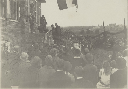  Plaatsen gedenksteen in de stoepgevel van het aanbouw zijnde gemeentehuis op 17 september 1925.