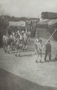  Bij het twaalf en een halfjarig jubileum van burgemeester Everwijn Lange op 30 april 1937 vond een defilé plaats van ...