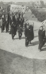  Bij het twaalf en een halfjarig jubileum van burgemeester Everwijn Lange op 30 april 1937 vond een defilé plaats van ...