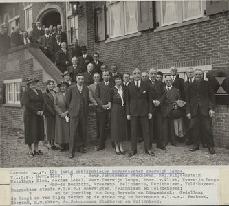  Foto genomen ter gelegenheid van het 12½-jarig ambtsjubileum van burgemeester Everwijn Lange.Van links naar rechts: ...