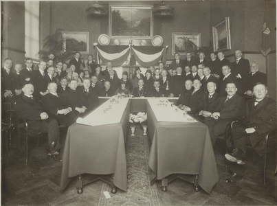  In het gemeentehuis van Doorn - onder ander de burgemeesters van de provincie Utrecht.