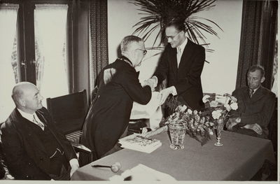  25-jarig ambtsjubileum van burgemeester Everwijn Lange in 1949.Aanbieding cadeau gemeentepersoneel door de ...
