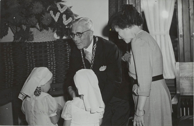  25-jarig ambtsjubileum van burgemeester Everwijn Lange in 1949.Een van de meisjes op de foto is Anneke Mudde.