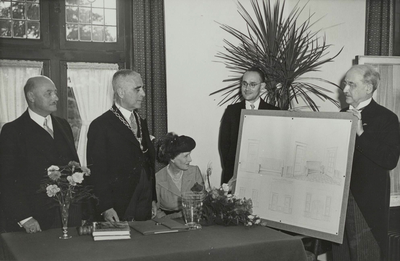  25-jarig ambtsjubileum van burgemeester F. E. Everwijn Lange op 5 september 1949.Cadeau van de burgerij was een bank ...