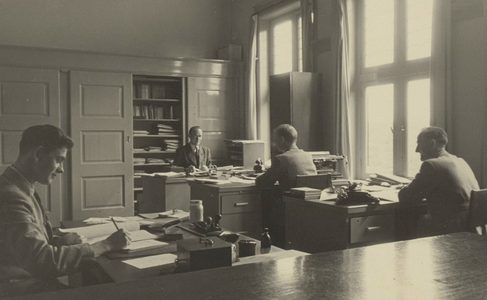  De gemeentesecretarie in 1950.Van links naar rechts: van Aanholt, Briedé, Pasma en van Dam.