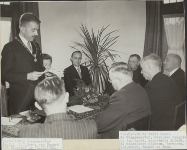  Installatie van burgemeester mr. G. A. W. C. baron van Hemert tot Dingshof op 13 oktober 1952. Van links naar rechts ...