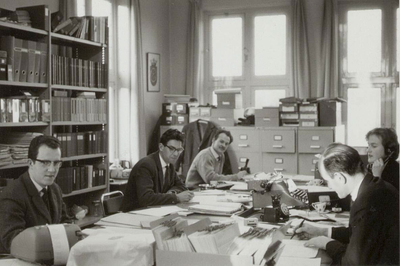  Tijdelijke secretarie in de raadszaal tijdens de verbouw van het raadhuis in 1963/1964.Raadsvergaderingen en ...