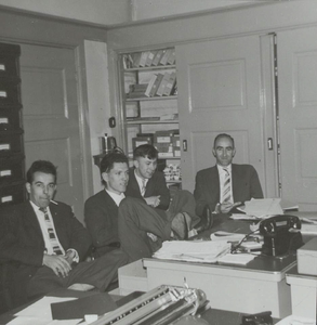  Tijdelijke secretarie in de raadszaal tijdens de verbouw van het raadhuis in 1963/1964.Raadsvergaderingen en ...