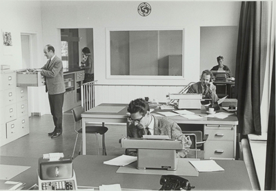  Deel van de nieuwe secretarie in 1964 met van link naar rechts: van Dam, Loes Dijkstra, Griffioen, Jongsma en Trudy ...