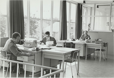  Deel van de nieuwe secretarie in 1964 met van link naar rechts: Jongsma, Griffioen en van Dam, Pater was naar school!
