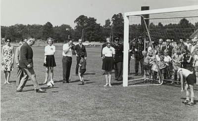  Burgemeester van Hemert verricht de eerste aftrap op de nieuwe sportvelden aan de Buurtsteeg in augustus 1965.