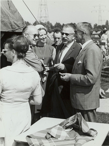  Opening van de sportvelden aan de Buursteeg in Augustus 1965.Burgemeester van Hemert onderhoudt zich met de ...