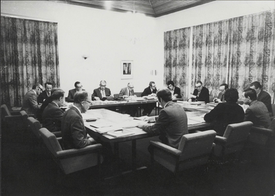  Raadsvergadering op 13 februari 1976.Van links naar rechts om de tafel heen: Mullender - CDA, Veldhuizen - CDA, ...