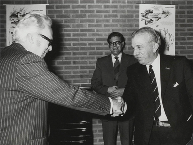  25-jarig ambtsjubileum van burgemeester G. A. W. C. van Hemert tot Dingshof op 1-10-1976. De commissaris van de ...