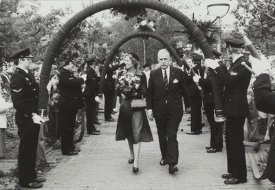  25-jarig ambtsjubileum van burgemeester G. A. W. C. van Hemert tot Dingshof op 1-10-1976.Aankomst van de burgemeester ...