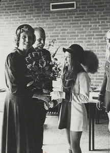  25-jarig ambtsjubileum van burgemeester mr. G. A. W. C. van Hemert tot Dingshof op 1-10-1976.Aanbieding van een boeket ...