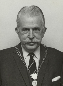  Portret van burgemeester mr. baron G. A. W. C. van Hemert tot Dingshof bij zijn 30-jarig burgemeesterschap.
