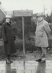  De nieuwe burgemeester mw de Stigter en de oude burgemeester van Hemert bij de onthulling van een straatnaambord.