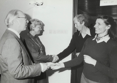  Nieuwjaarsreceptie 1982, Arie de Stigter en echtgenote burgemeester de Stigter schudden handen.