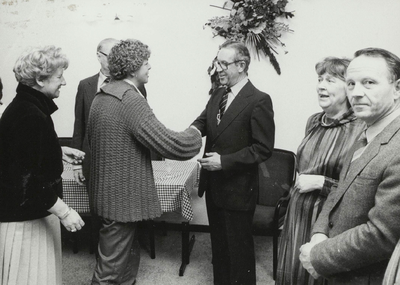  Nieuwjaarsreceptie 1982. Wethouder ten Bosch schudt handen, rechts wethouder Vos en echtgenote.