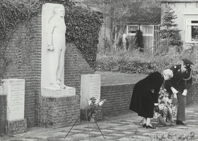  Dodenherdenking 4-5-1983.Burgemeester de Stigter en opper Mannée leggen een krans bij het monument voor de gevallenen ...
