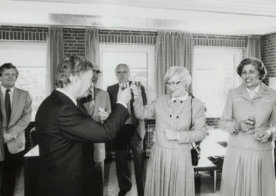  De officiële opening van het vernieuwde en uitgebreide gemeentehuis op 21 mei 1981.Commissaris van de koningin van ...
