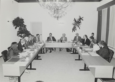  Vergadering van de gemeenteraad in 1983. Geheel links de fractie van de PvdA bestaande uit mw. G. van 't Oever en dhr. ...