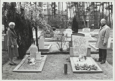  Herdenking gevallenen in de tweede wereldoorlog op 4-5-1985.Burgemeester de Stigter en wethouder W. Th. Ten Bosch - ...