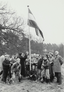  Boomplantdag 1985 op het terrein van de familie van Notten Blijdenstein.Burgemeester de Stigter hijst de vlag.