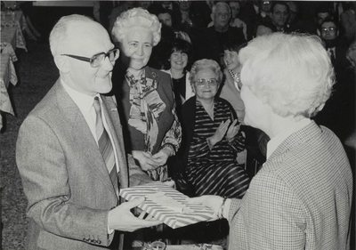  Afscheid van de heer W. H. Kooijman als directeur van de Stichting Valkenheide op 1-4-1985.Burgemeester Let de Stigter ...