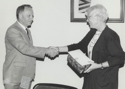  Op 7 september 1987 is Dick Vos - CDA 25 jaar lid van de gemeenteraad van Maarn.Hij krijgt felicitaties en een ...