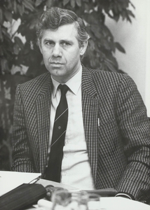  Portret van de per 1-11-1986 benoemde gemeentesecretaris Theo Mooibroek.