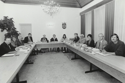 De gemeenteraad in vergadering bijeen in de raadszaal.Van links af om de tafel raadsleden Henk van den Beld - CDA, ...