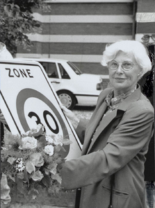  Foto van burgemeester de Stigter, geplaatst bij haar afscheidsinterview, opening van de nieuw ingerichte Haarweg.