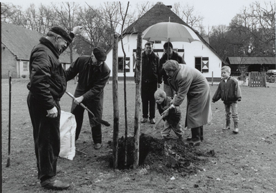  Wethouder Wim van Halm - VVD plant een hoogstamvruchtboom bij boerderij De Kikvorsch van de familie Derksen aan de ...