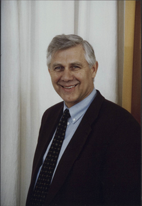  Portret van gemeentesecretaris Theo Mooibroek.