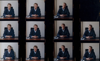  Index van 11 portretten van burgemeester Marjan Burgman, zittend.
