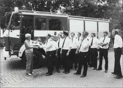  Officiële overdracht van de brandweerauto te Maarsbergen op 15-7-1982 aan de vrijwillige brandweer. Links burgemeester ...