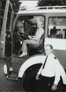  Officiële overdracht van de brandweerauto te Maarsbergen op 15-7-1982 aan de vrijwillige brandweer.Burgemeester de ...