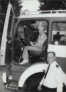  Officiële overdracht van de brandweerauto te Maarsbergen op 15-7-1982 aan de vrijwillige brandweer.Burgemeester de ...