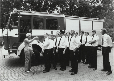  Officiële overdracht van de brandweerauto te Maarsbergen op 15-7-1982 aan de vrijwillige brandweer.Links burgemeester ...