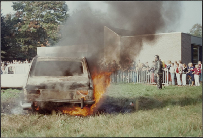  Brandweerdemonstratie ter gelegenheid van de opening van de nieuwe openbare lagere school te Maarsbergen op 2 oktober 1982.