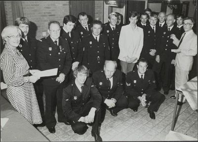  Uitreiking van diploma's aan brandweerlieden, geheel links burgemeester de Stigter.