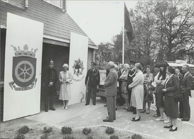  Op 16 mei 1984 officiële opening van het postbureau van de rijkspolitie te Maarn door burgemeester de Stigter.Rechts ...