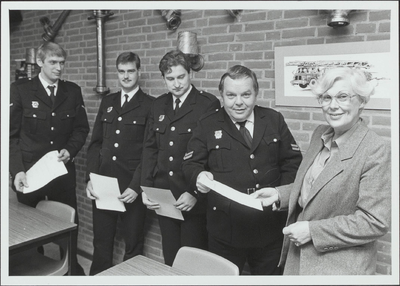  Uitreiking van diploma's door burgemeester de Stigter aan leden van de vrijwillige brandweer.