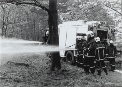  Brandweeroefening, bestrijding van bosbranden.