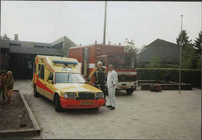  Ruiming bom WO II, ambulance en brandweerauto.