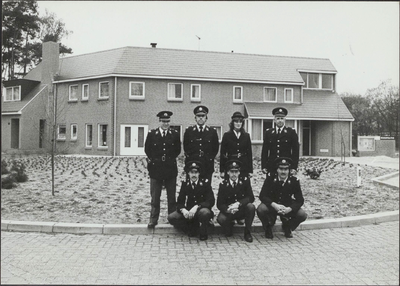  Korps rijkspolitie voor de nieuwe politiepost aan de Kapelweg. Staand geheel rechts opper Mannee.